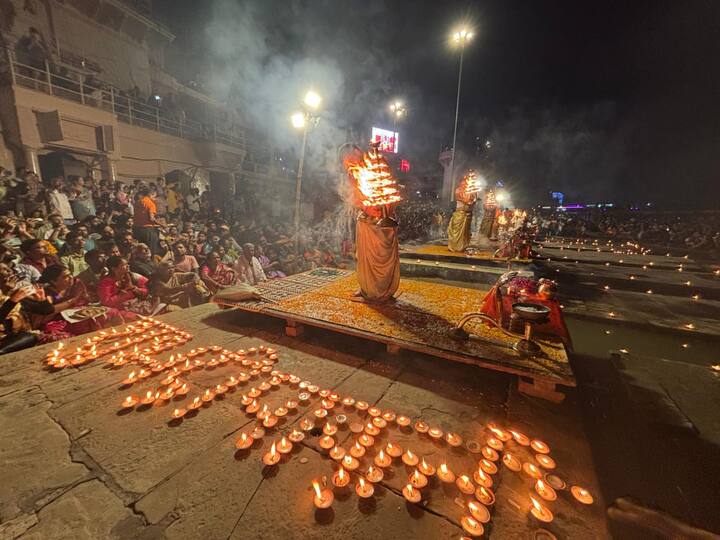 धर्मनगरी काशी के भी गंगा घाट पर प्रकाश पर्व का एक अलग ही उत्साह देखने को मिला.