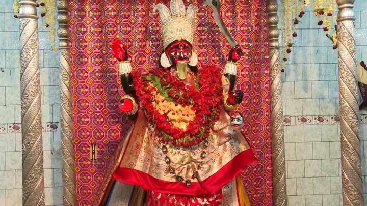 এই ভোগের ডালা সাজিয়েই নিবেদন করা হয় মা-কে। তারাপীঠের এই ভোগ নিয়েও রয়েছে বহু প্রচলিত কাহিনী, রয়েছে নানান গাথা।
