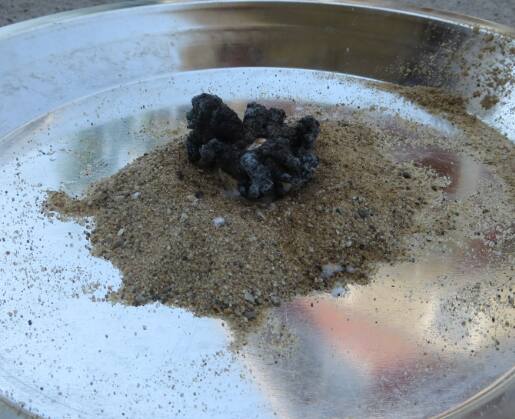 पण फटाके आरोग्य आणि पर्यावरणासाठी हानिकारक असतात. त्यातले नाग गोळी हा फटका सर्वात धोकादायक आहेत, कारण ते कॅन्सरचा धोका वाढवतात.