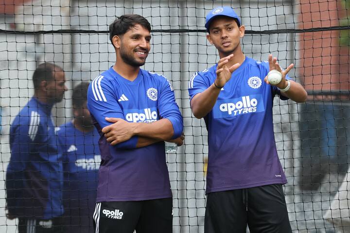 প্রথম ওয়ান ডেতে ব্যাটিং ভরাডুবির পর দ্বিতীয় ম্যাচ জিতে সিরিজ়ে সমতায় ফিরতে বদ্ধপরিকর ভারতীয় দল। সেই লক্ষ্যে অনুশীলনে নেমে পড়ল টিম ইন্ডিয়া।