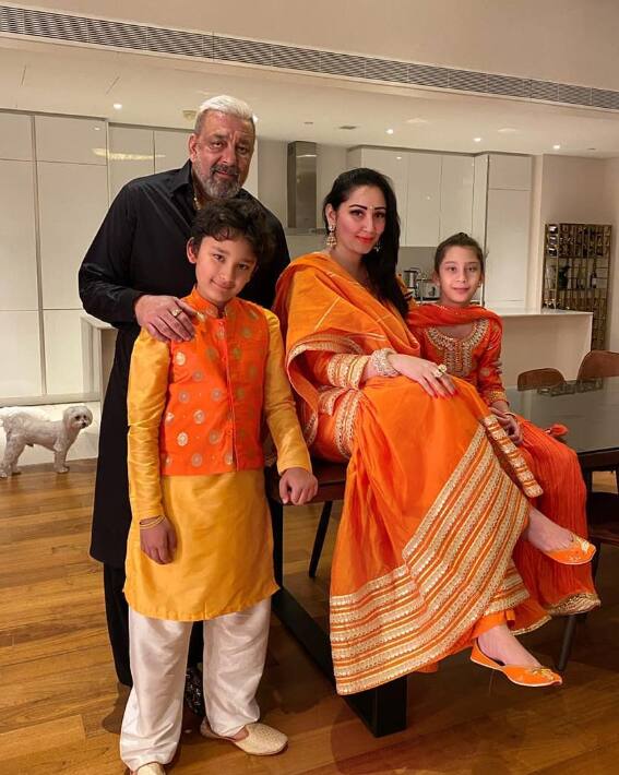 यूं तो संजय दत्त के बच्चे लाइमलाइट से दूर रहते हैं लेकिन एक्टर और उनकी पत्नी अक्सर फैमिली तस्वीरें शेयर कर अपने लाडलों की झलक शेयर करते रहते हैं.