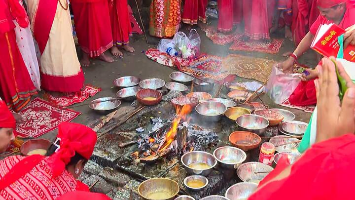 কেউ এসেছেন মহারাষ্ট্র থেকে, কেউ এসেছেন রাজস্থানের সুদূর গ্রাম থেকে, কেউ এসেছেন পশ্চিমবঙ্গ থেকে। কিন্তু সমস্ত ধর্ম, বর্ণ মিলেমিশে এখানে একাকার হয়ে গেছে কামাখ্যা মন্দিরের এই চত্বরে।