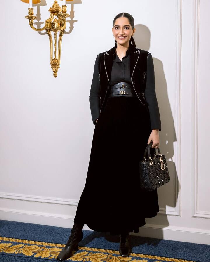 You can recreate this all black look of Sonam Kapoor for a cocktail party.