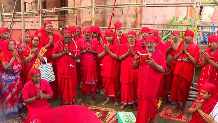 অম্বুবাচীর কয়েকদিন যেমন বিভিন্ন প্রান্ত থেকে মানুষজন এখানে আসেন, তেমনি বিপুল দর্শনার্থী সমাগম হয় কালীপুজোর সময়ও।