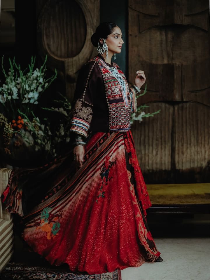Many types of functions also take place before marriage. You can recreate this stylish lehenga look of Sonam. Which will make you look beautiful and will also give you comfort.
