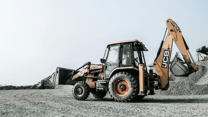 अगर आपको JCB केवल कुछ घंटों के लिए चाहिए, जैसे किसी छोटे खुदाई काम या सड़कों की मरम्मत के लिए, तो प्रति घंटा रेंट सबसे फायदेमंद रहेगा. लेकिन अगर प्रोजेक्ट लंबा चलने वाला है, तो मासिक पैकेज अधिक किफायती साबित होता है, क्योंकि लंबे कॉन्ट्रैक्ट में रेंटल दरें थोड़ा कम कर दी जाती हैं.