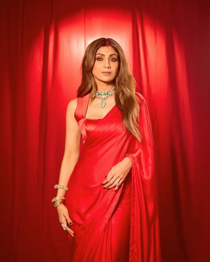 Hairstyle and makeup also look quite classy. Along with glossy makeup, she decorated her eyes with Surma. For her hairstyle, Haseena only did middle partition which suits her very well.