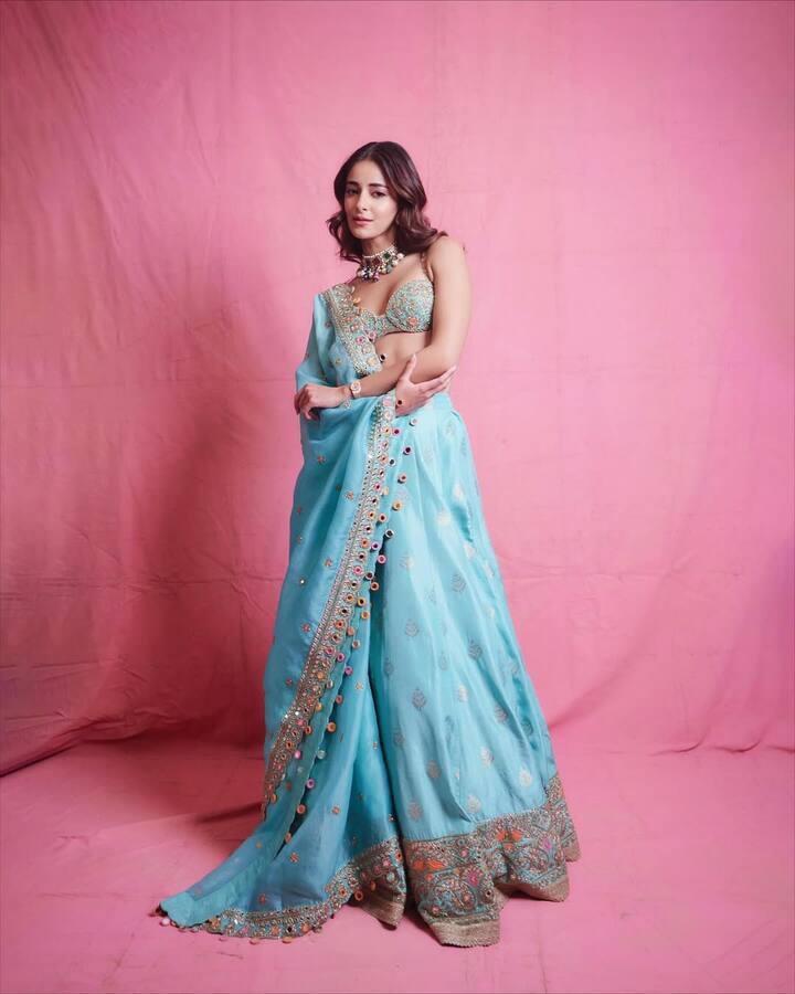 In makeup, she chose a natural and glam look, light kajal and eyeshadow, nude pink lip shade. The hair was open in light curls, which beautifully framed the face and made the whole look soft and elegant.