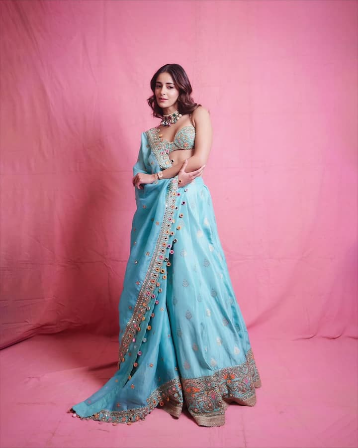 Bollywood actress Ananya Pandey caught everyone's attention with her stylish look this Diwali. She wore a beautiful turquoise colored lehenga, which is traditional as well as modern and trendy. The color of the lehenga was fresh and attractive, which gave a different glow to the Diwali night.