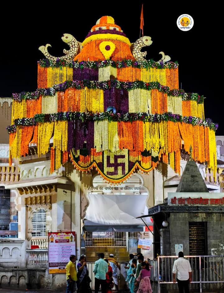 या सजावटीसाठी सुमारे दोन टन विविध प्रकारची ताजी फुले वापरण्यात आली आहेत. या फुलांमध्ये कोंडा, शेवंती, अष्टर, गुलाब, ऑर्किड, अँथोनीयम, जिप्स, सायकस, गुलछडी, इत्यादी फुलांचा समावेश आहे.