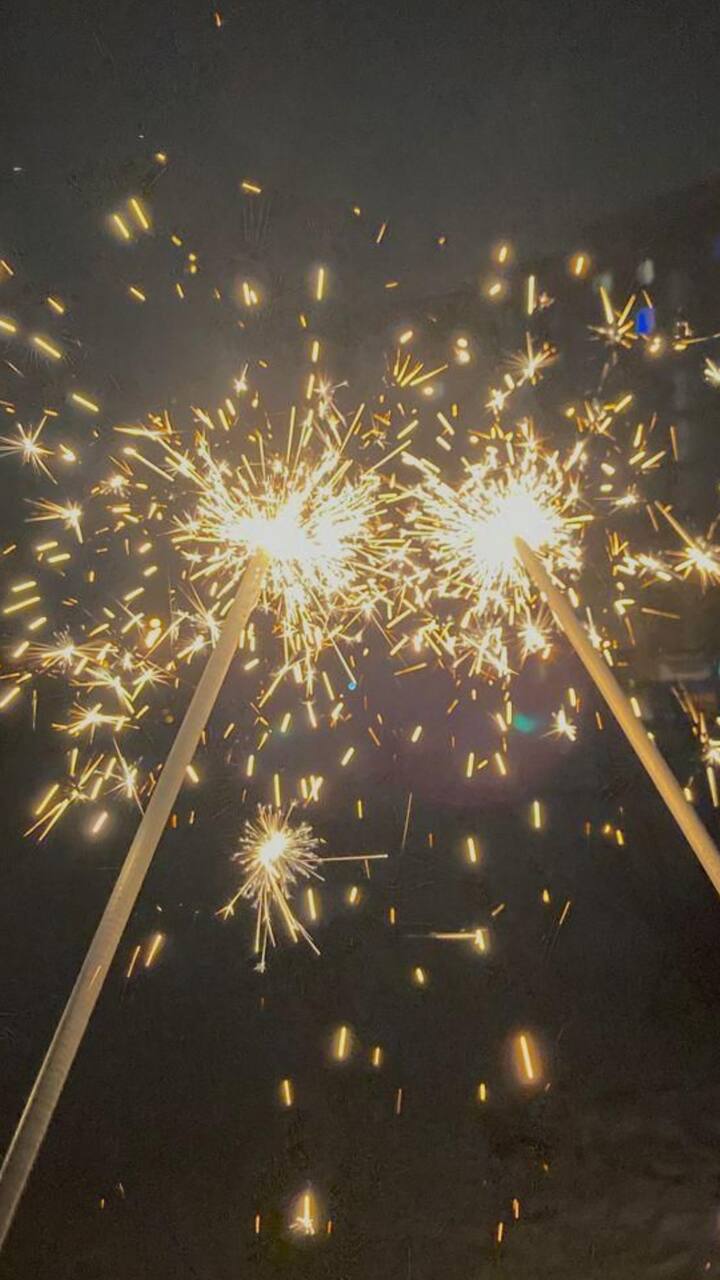 पण तुम्हाला माहित आहे का? फटाक्यांमुळे तुमच्या त्वचेला त्रास होऊ शकतो.