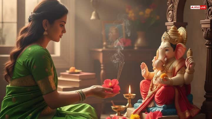 इस दिन सुबह जल्दी उठकर स्नान करें और हरा वस्त्र धारण करें. इस दिन हरा वस्त्र पहनना शुभ माना जाता है. गणेश जी को दूर्वा (घास), मोदक, मोतीचूर का लड्डू और लाल फूल चढ़ाएं. गणेश जी को दूर्वा बहुत प्रिय है और इसे चढ़ाने से उनका आशीर्वाद शीघ्र प्राप्त होता है.