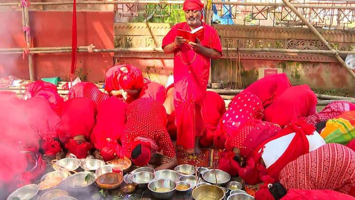 প্রতিদিন এরকম অসংখ্য ভক্ত আসেন মায়ের দর্শনের জন্য। কেউ গর্ভগৃহে ঢোকার সুযোগ পান কেউ পান না। বাইরে থেকে প্রণাম করে ফিরে যান এই বাসনা নিয়ে যে মায়ের কাছে যা অর্পণ করা হল, মা নিশ্চিতভাবে তা পূরণ করবেন।