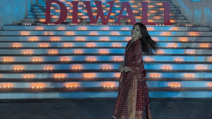 भूमि पेडनेकर ने सोने की ज़री की सजावट वाला यह शाही मैरून सिल्क सूट सेट चुना, जो साधारण विलासिता को प्रदर्शित करता है। लंबे कुर्ते के साथ फ्लेयर्ड पैंट और मैचिंग दुपट्टा उन्हें एक शाश्वत उत्सव आकर्षण दे रहा था। न्यूनतम मेकअप, पारंपरिक आभूषण और प्राकृतिक बालों के साथ, भूमि के लुक में सहज लालित्य और उत्सव की गर्माहट झलक रही थी। (छवि स्रोत: इंस्टाग्राम/भूमिपेडनेकर)