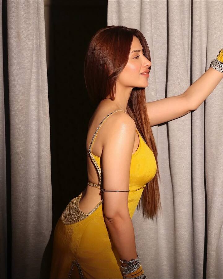On the other hand, this backless suit look of the actress is also becoming increasingly viral. Seeing her sizzling style in this outfit, anyone will be in awe of her. Likes and comments are raining on the actress's post.
