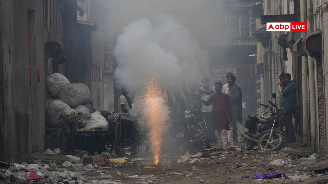 दिवाली के दिन दिल्ली की एयर क्वालिटी 4 साल में सबसे खराब, पीएम 2.5 का स्तर 675 पर पहुंचा Diwali 2025 Air pollution AQI highest level last four years in Delhi दिवाली के दिन दिल्ली की एयर क्वालिटी 4 साल में सबसे खराब, पीएम 2.5 का स्तर 675 पर पहुंचा