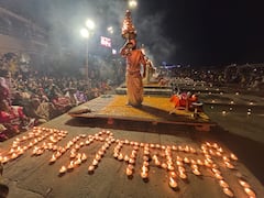 Pictures: बाबा विश्वनाथ की नगरी काशी में दीपोत्सव की धूम, गंगा आरती के मनोरम दृश्य ने लुभाया मन