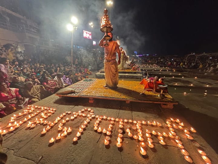 अयोध्या से लेकर काशी तक दीपावली का पर्व धूमधाम से मनाया गया.