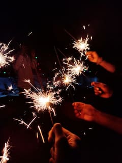 Diwali 2025 : फटाके फोडताना त्वचेला इजा झाली? 'अशी' काळजी घ्या! सोप्या टिप्स..