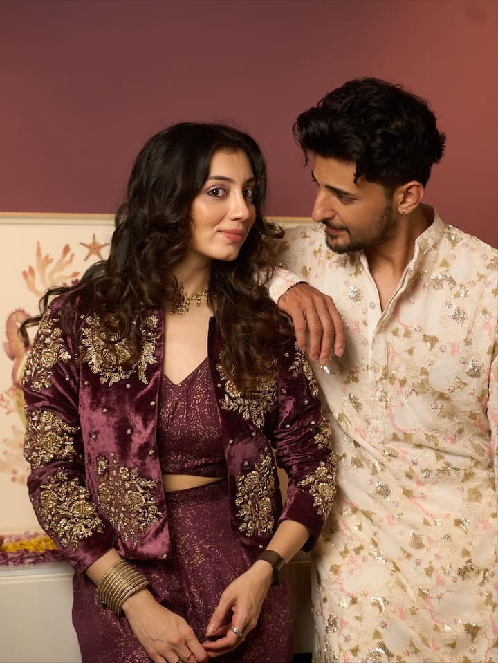 Darshan Raval recently shared some special pictures of Diwali on his Instagram, in which he is seen celebrating Diwali with his wife Dharal Surelia.