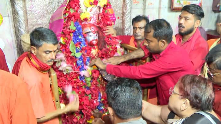 ভোগঘরে দিনভর ব্যস্ততা। পিতলের থালায় সযত্নে সাজিয়ে রাখা সুগন্ধি বাসন্তী পোলাও। তার ওপর মাছের মাথা। সঙ্গে আরও হরেক রকমের আমিষ-নিরামিষ পদ।