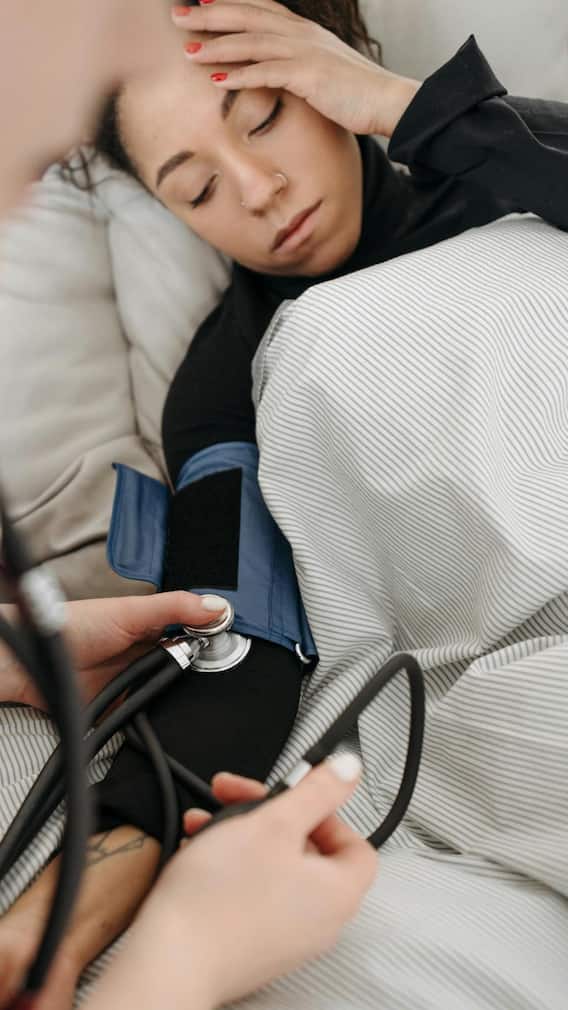 व्हिटॅमिन बी१२ च्या कमतरतेमुळे दिसतात ही लक्षणे; दुर्लक्ष करू नका