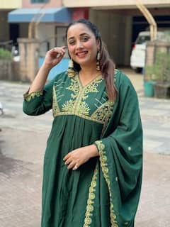 रवि किशन ने दीयों संग दिए पोज, पति के साथ कोजी हुईं मोनालिसा, आम्रपाली ने बनाई खास रंगोली