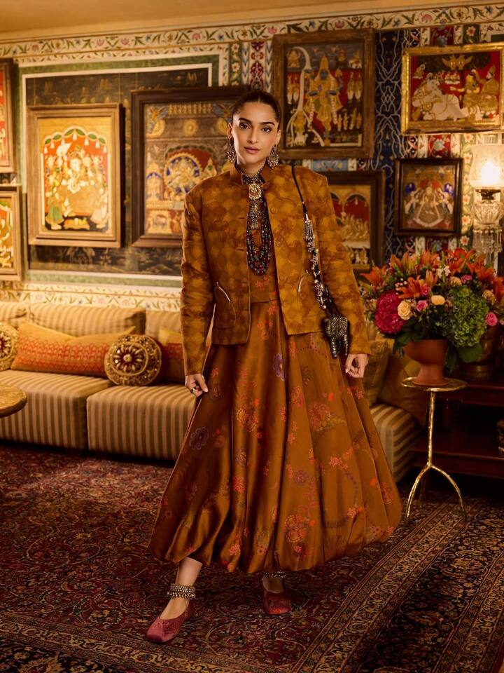 If you are looking for a yellow outfit for a Haldi function. So you can wear blazer and skirt like Sonam Kapoor. If you dress like this, he will not be able to take his eyes off you.