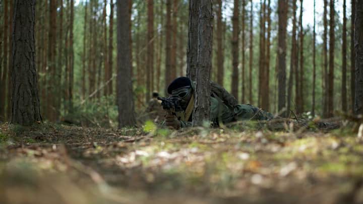 अगर कोई देश या सशस्त्र संगठन सीजफायर का उल्लंघन करता है, तो यूएनएससी उस पर कूटनीतिक या आर्थिक प्रतिबंध लगा सकती है. लेकिन वास्तविक कार्रवाई का रास्ता अक्सर अटक जाता है क्योंकि अमेरिका, रूस, चीन, फ्रांस और ब्रिटेन जैसे स्थायी सदस्य अपने वीटो पावर का इस्तेमाल करते हैं.