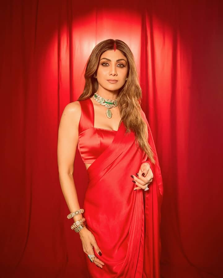 Shilpa Shetty has added a touch of glamor by sharing these pictures on social media. Within minutes of sharing the post, it went viral and now the number of likes and comments from netizens continues.