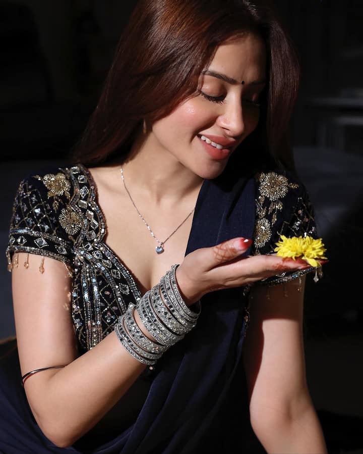 Popular TV actress Mahira Sharma has once again become the talk of the town. Hasina has grabbed the limelight by sharing her Diwali pictures. You too will lose your heart after seeing her beauty in the viral pictures.