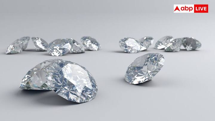 हीरे का मूल्यांकन उनके रंगहीन होने की वजह से किया जाता है. जेमोलॉजिकल इंस्टीट्यूट ऑफ अमेरिका रंग पैमाना डी (रंगहीन) से लेकर जेड (हल्का पीला या भूरा) तक होता है. पूरी तरह से रंगहीन हीरा काफी ज्यादा दुर्लभ होता है और सबसे ज्यादा मूल्यवान भी होता है.