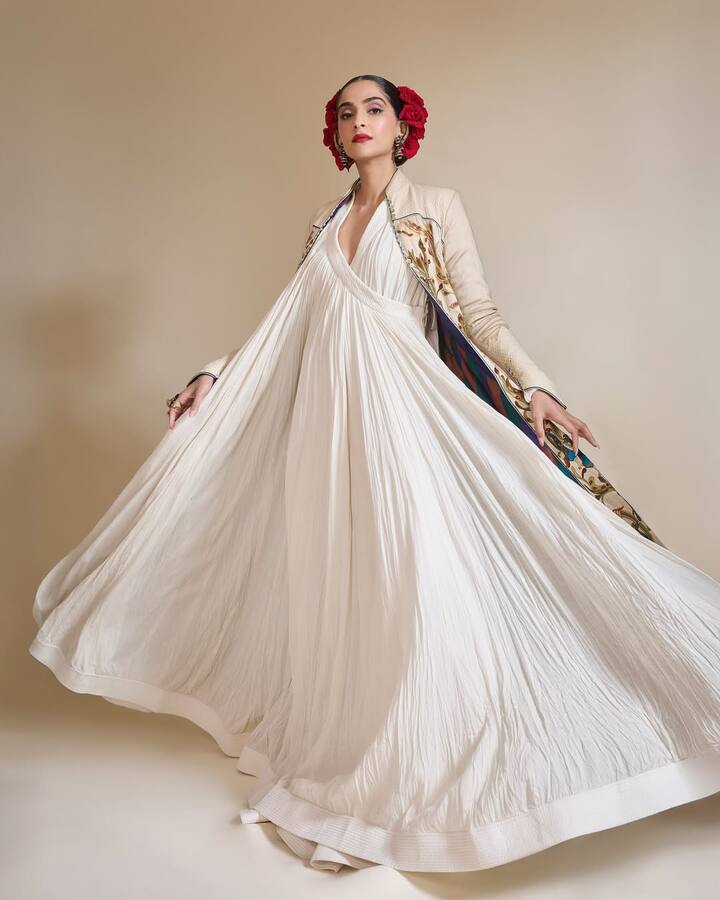 Nowadays Sufi Night is also organized in weddings. For this, you can wear a plain white Anarkali suit like Sonam and carry a heavy work blazer over it.