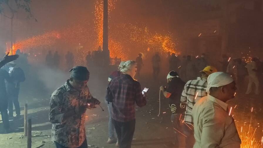 અમરેલીના સાવરકુંડલામાં ઈંગોરિયા યુદ્ધ, વર્ષો જૂની પરંપરા યથાવત, શેરીઓ બની રણભૂમિનું મેદાન