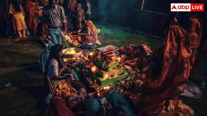 छठ का प्रसाद बनाते वक्त बिना लहसुन-प्याज के खाना बनाना होता है. इस दौरान तला, भुना और तेज मसाले वाला खाना भी नहीं खाया जाता है. साथ ही, जो इंसान व्रत करता है, उसको ही प्रसाद भी तैयार करना होता है.