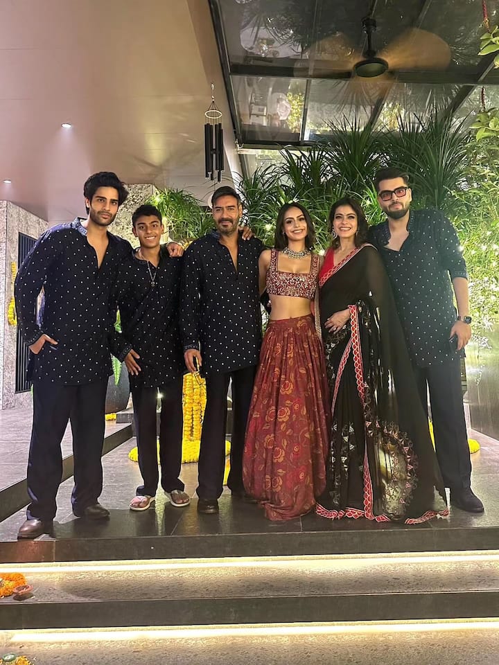 वहीं निसा देवगन रेड कलर के लहंगे में अपना ग्लैमरस लुक फ्लॉन्ट करती दिखीं. अपने लुक को उन्होंने हैवी नेकलेस के साथ पूरा किया था.