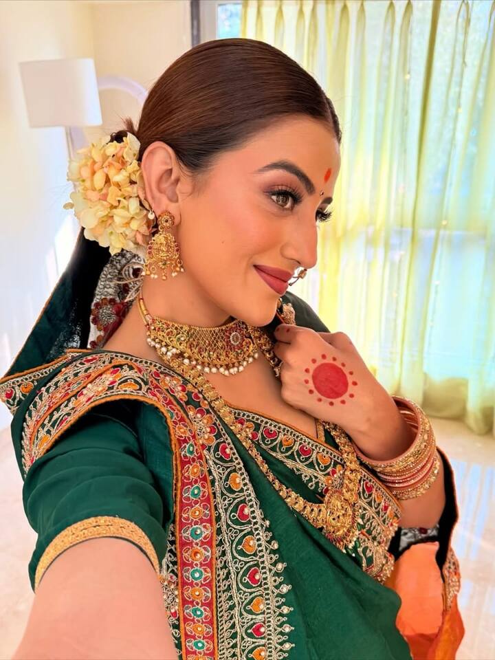 वायरल तस्वीरों में देखा जा सकता है कि अक्षरा ने ग्रीन कलर की हेवी डिजाइनर साड़ी कैरी की है. जिसके साथ उन्होंने प्लेन मैचिंग ब्लाउज पेयर किया जिसके बाजू में गोल्डन जरी लगी हुई है. हसीना की साड़ी में ये बारीक कारीगरी उनके लुक को और भी निखार रही है.