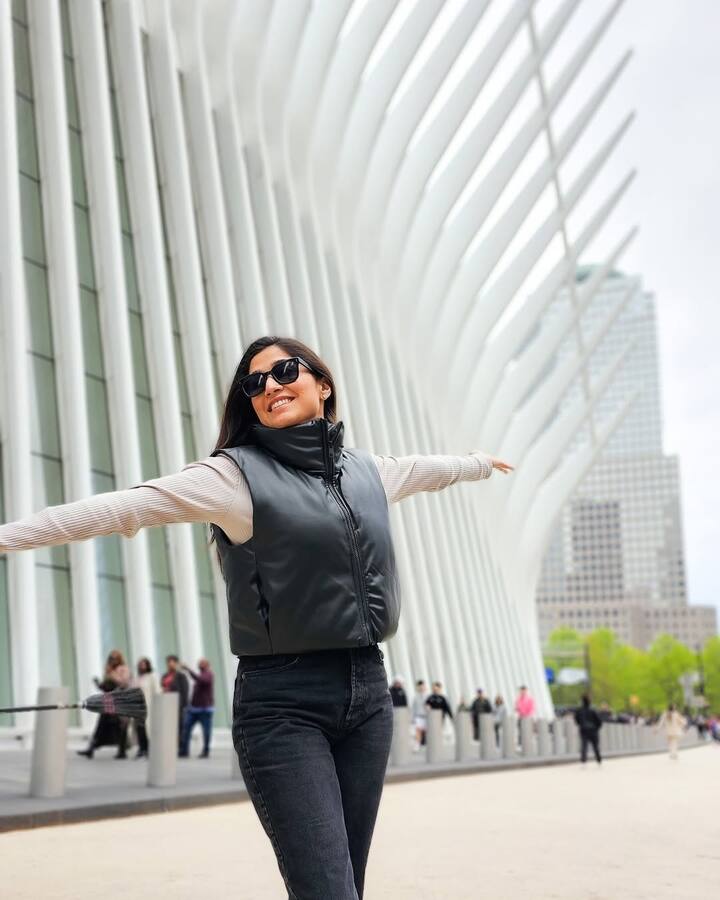 बता दें कि सौम्या एक टीवी एक्ट्रेस हैं, उन्हें शो 'नव्या' से पहचान मिली थीं. हांंलाकि सौम्या अब एक्टिंग करियर को अलविदा कह चुकी है. फिलहाल वो अमेरिका में रह कर रियल एस्टेट एस्टेट एजेंट के तौर पर काम रही हैं.