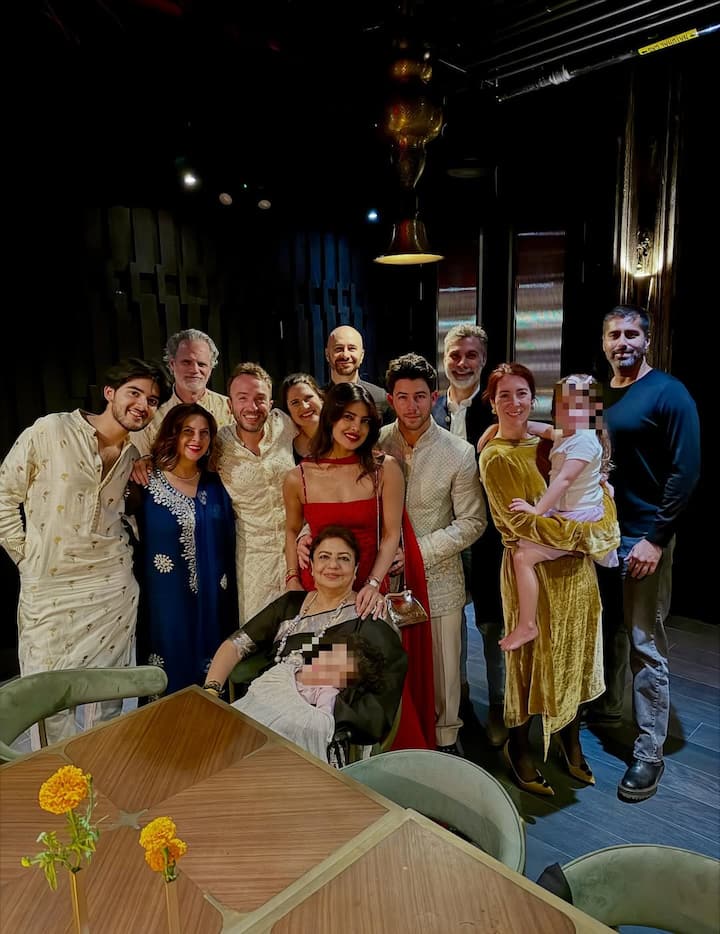 प्रियंका के दिवाली सेलिब्रेशन में उनकी मां मधु चोपड़ा भी नजर आईं.