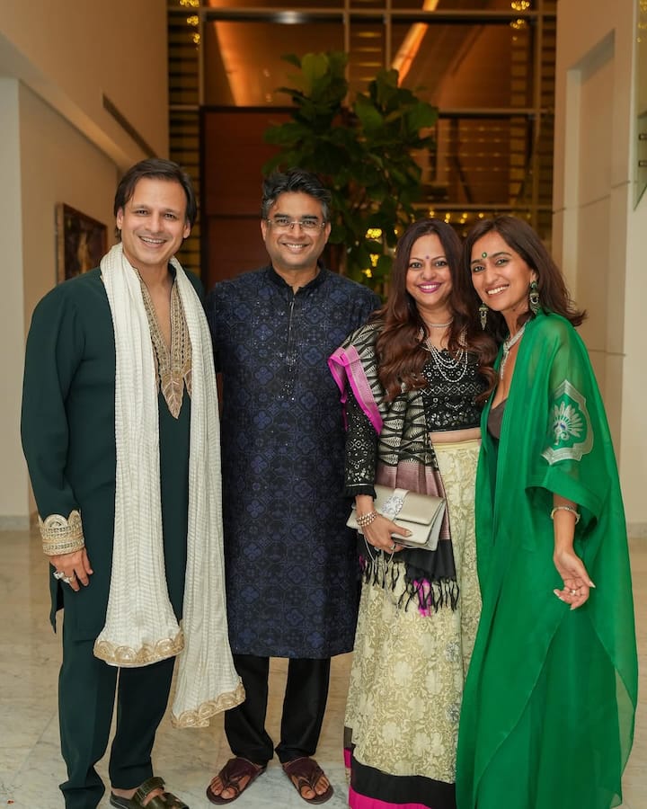 Madhavan's wife Sarita Birje was seen in a black and white lehenga. Her look was simple but very graceful. She completely completed her Indian look with minimal jewelery and bindi. Like Vivek and Priyanka, Madhavan and Sarita also carried the ethnic vibe beautifully on this occasion.