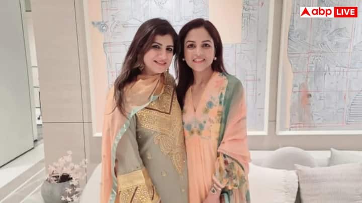 सोशल मीडिया पर उनकी मौजूदगी ज्यादा नहीं है, लेकिन फैमिली फंक्शन्स में उनकी तस्वीरें खूब वायरल होती हैं.