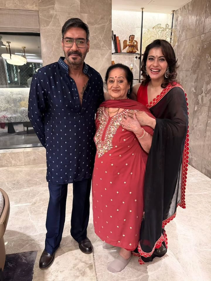 इस वायरल पिक्चर में आप देख सकते हैं कि हसीना ने अपनी सास वीणा देवगन के साथ पोज देते हुए अपनी तस्वीर शेयर की हैं. बहू–बेटे के साथ दिग्गज प्रोड्यूसर ने दिवाली का त्योहार काफी एंजॉय किया. तीनों की ऐसी बॉन्डिंग देख फैंस भी इन सेलेब्स की बलाएं ले रहे हैं.