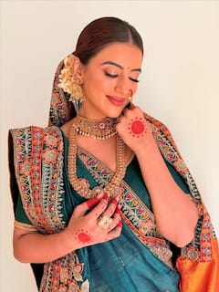 हरी साड़ी और हाथों पर मेहंदी... छठ से पहले सुहागन की तरह सजीं अक्षरा सिंह, देखें तस्वीरें