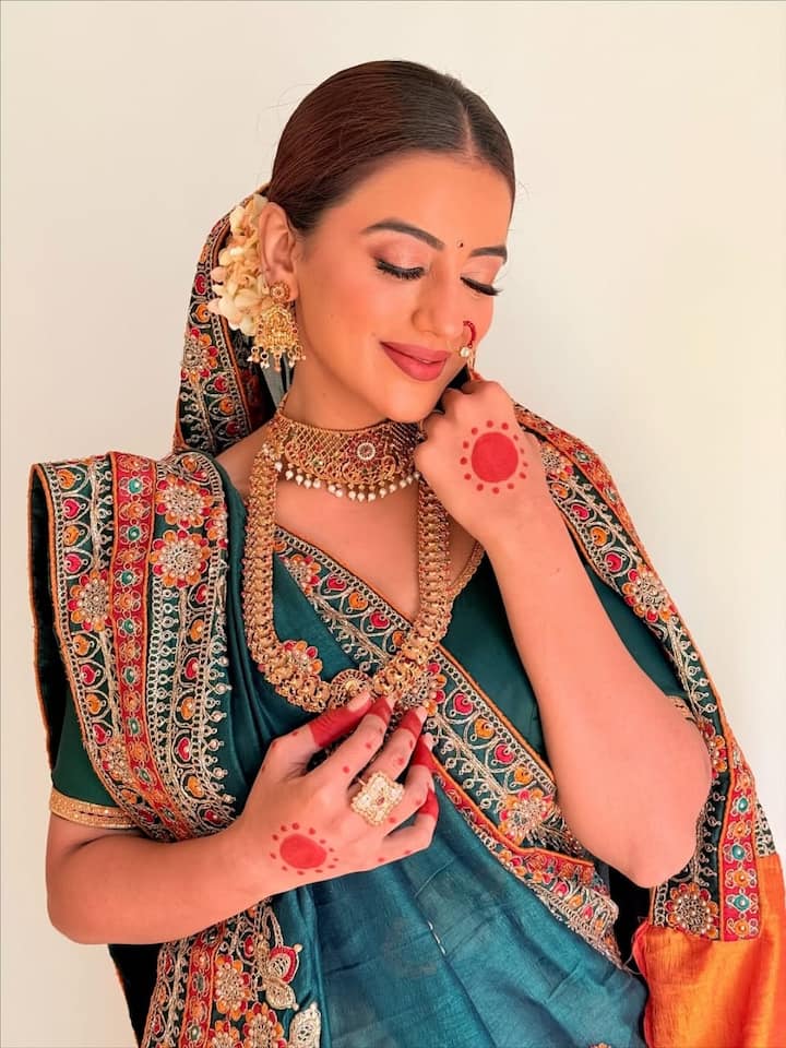 छठ पूजा से पहले एक्ट्रेस ने सुहागनों की तरह सज-संवरकर अपनी तस्वीरें इंटरनेट पर शेयर की. पोस्ट शेयर करने के महज कुछ ही मिनटों में ये वायरल हो गई हैं और अब अक्षरा सिंह का नाम सबकी जुबान पर है.