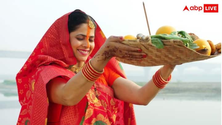 छठ की शुरुआत नहाय-खाय से होती है. इस व्रत में हर दिन अलग-अलग प्रसाद बनाया जाता है और भगवान को चढ़ाया जाता है. इसे बनाते वक्त भी साफ-सफाई का खास ख्याल रखा जाता है.