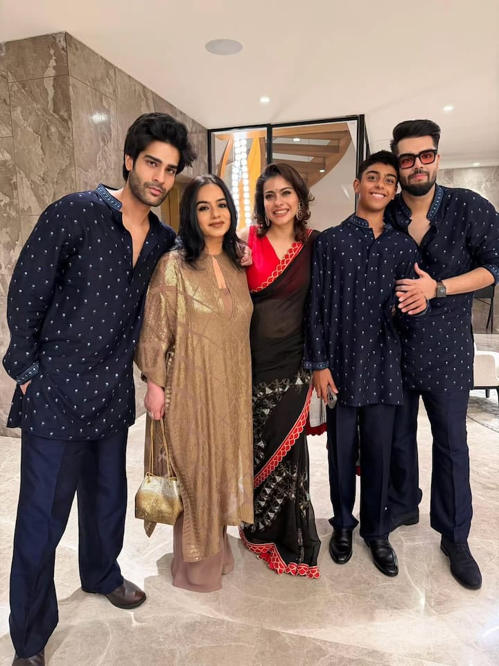 काजोल ने अपनी ननद नीलम देवगन के साथ भी खूब पोज दिए हैं. नीलम ने भी दिवाली के मौके पर अपने इस स्टाइलिश लुक से त्योहार का मजा दोगुना कर दिया.