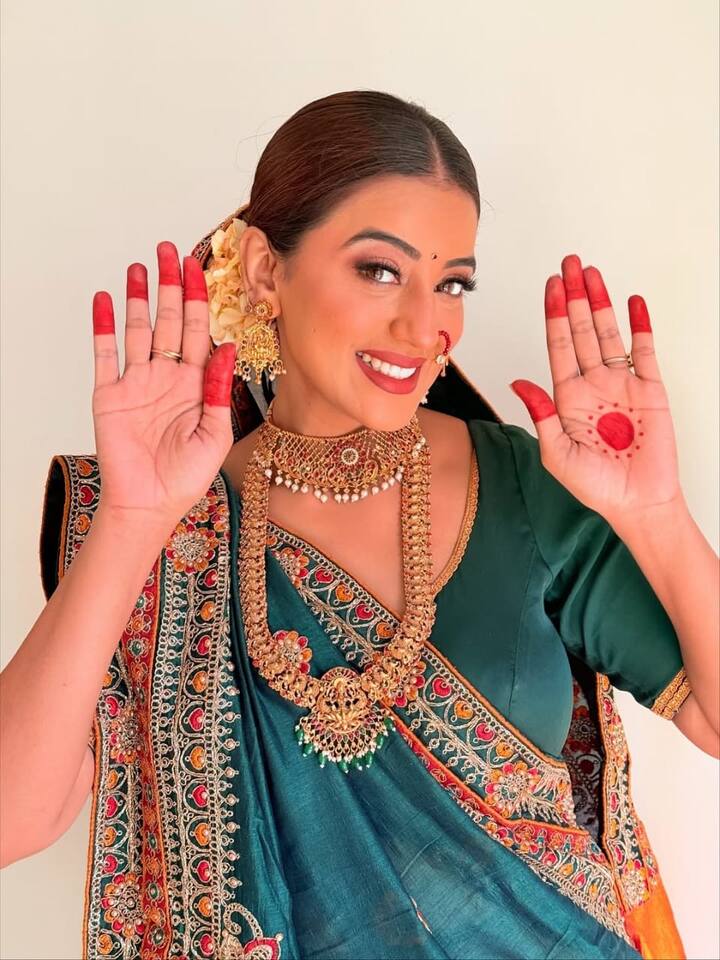 अक्षरा सिंह ने अपनी तस्वीरें शेयर करते हुए अपने हाथों पर लगी मेंहदी भी फ्लॉन्ट की है. छठ पूजा से पहले उनका ये स्पेशल लुक फैंस को बहुत पसंद आ रहा है और एक बार फिर हसीना ने अपने सादगी भरे अंदाज से लोगों के दिल में अपनी जगह बनाई.