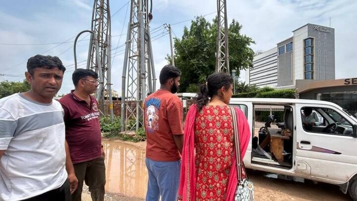 इसके बाद राज्य और डिस्कॉम चुनने के बाद आवश्यक डाॅक्यूमेंट अपलोड करें. इसके बाद डिस्कॉम की टीम साइट विजिट करती है और मंजूरी मिलने पर अधिकृत एजेंसी सोलर पैनल इंस्टॉल करती है.मंजूरी मिलने के बाद इंस्टॉलेशन एजेंसी पैनल की डिजाइन और पोजीशन तय करती है.