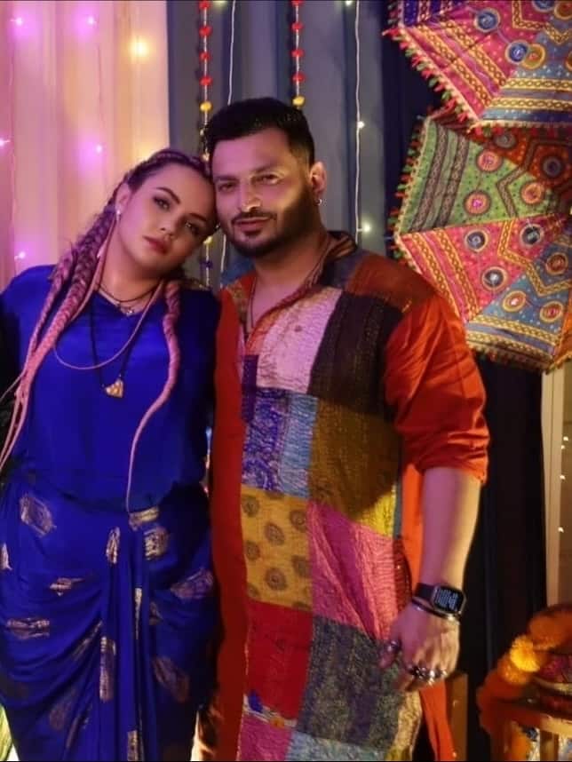 कपल सोशल मीडिया पर काफी एक्टिव रहता था. ऋषभ टंडन ने अपने करियर में सिंगिंग के साथ–साथ एक्टिंग में भी अपना नाम बनाया. उन्होंने 'आशिकी', 'इश्क फकीराना' और 'चांद जैसा तू' गानों में अपनी आवाज दी है.