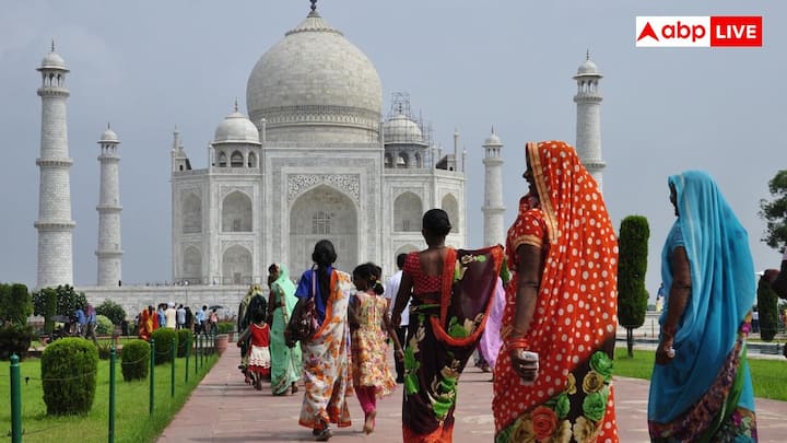 रमजान के महीने के दौरान रात्रि दर्शन को स्थगित कर दिया जाता है. ऐसा इसलिए किया जाता है ताकि धार्मिक अनुष्ठानों का सम्मान बना रहे. हालांकि दिन में ताजमहल देखने की अनुमति होती है.